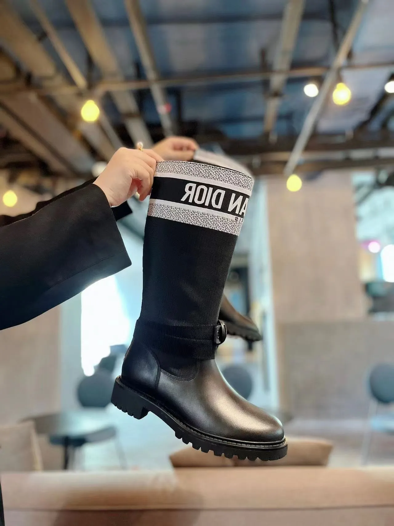 👟👟Ex-factory price 600👟👟 Women's shoes factory Dior color matching autumn and winter new boots high-top Dior CD 20ss autumn and winter latest high-definition poster style electric embroidery color-blocking letters logo round toe mid-calf women's boots Narnaxi's same low-heeled one-slip knight military boots original development top high-end version Material: Upper imported calfskin spliced with the latest imported technology electric embroidery fabric (not ordinary fly woven fabrics on the market) + water-dyed cowhide lining (not sheepskin lining on the market) + original molded T👟👟factory price U outsole + original molded letter buckle + latest original box packaging at the counter Heel height: 3CM Size: 35-39 standard code (40.41 customization is not returnable)